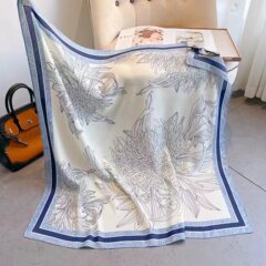 ベルベットのスカーフのプリントを真似て秋冬の新しいマフラーは首を囲む気質に合わせてシルクタオルのスカーフを二重にして外に着る