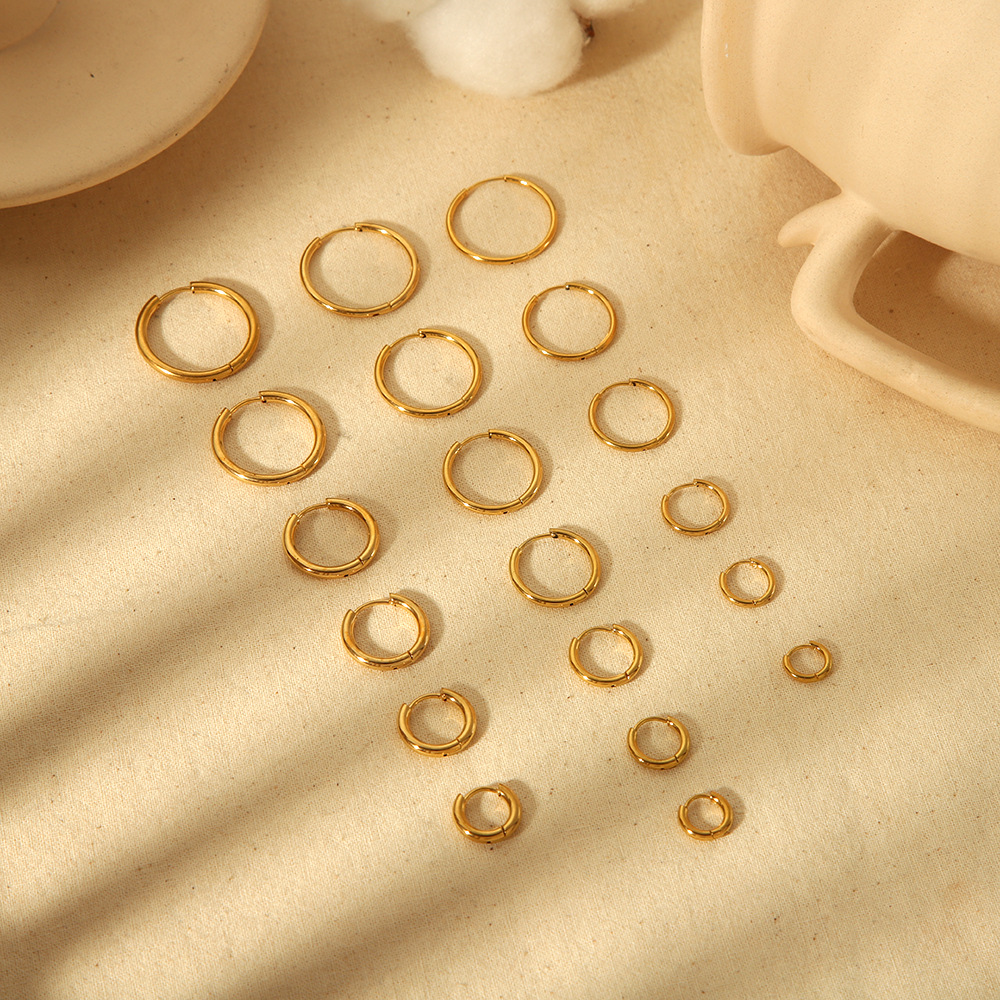 Ventas transfronterizas de moda simple de orejas de acero de titanio 18k de oro no se desvanece orejas joyas de orejas de acero inoxidable para mujeres