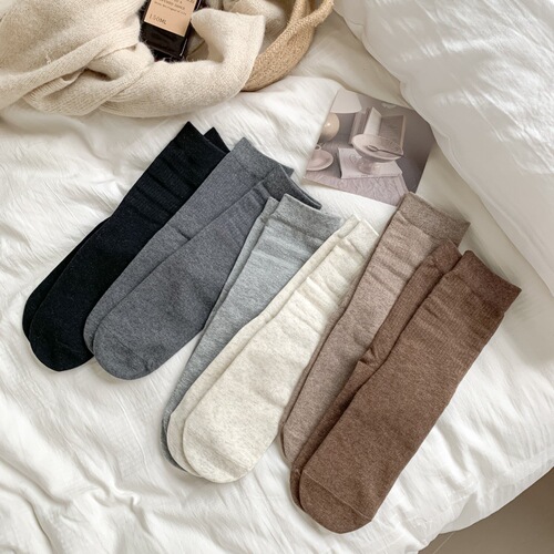 Boneless color imitation brown matches Bucan shoes and socks for children and women, autumn and winter Mallow mid-calf socks, combed cotton stack socks for postpartum women