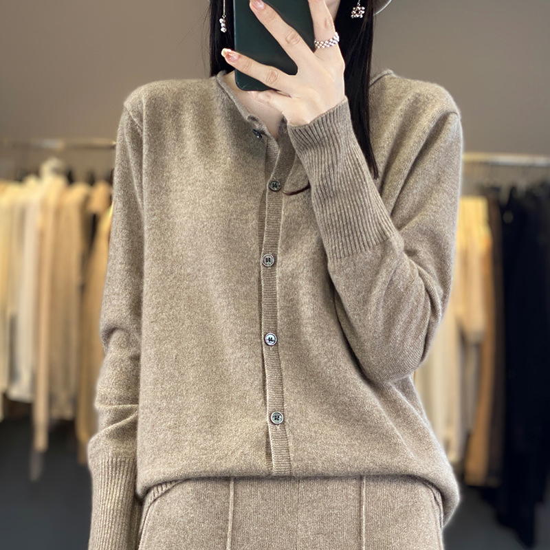 Woolen solid cardigan with a round collar