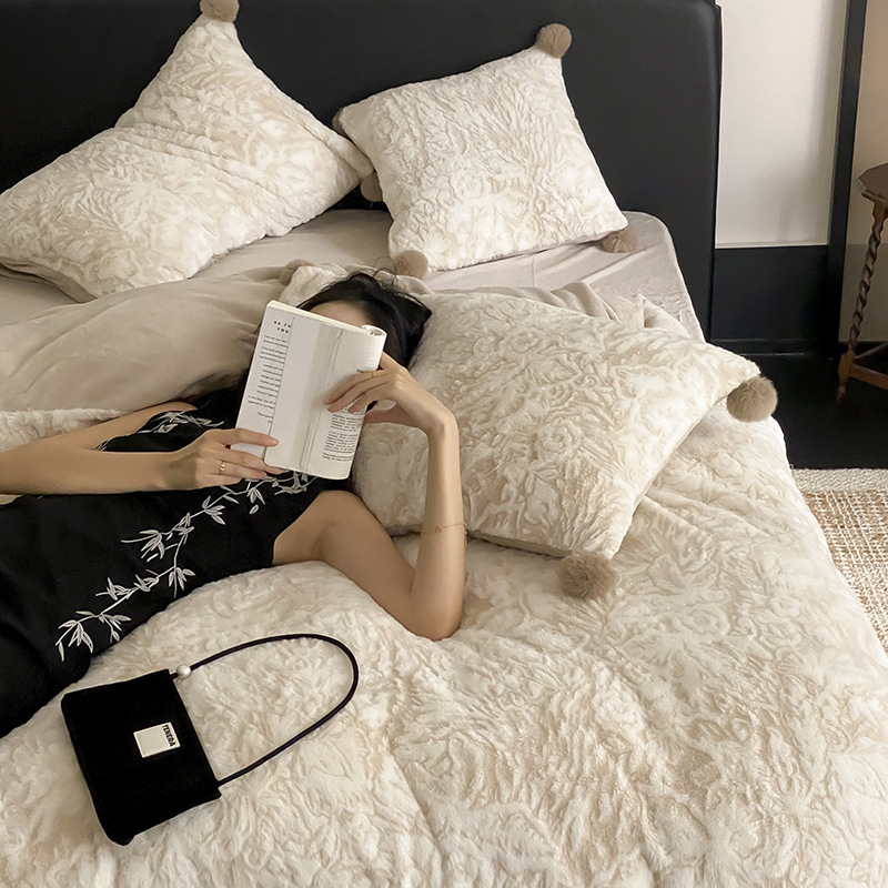 軽い豪華な330gウサギのぬいぐるみは牛乳の毛を厚くして、冬の彫刻花のサンゴの毛のクラスのシーツの布団のベッド用品を四つセットします。