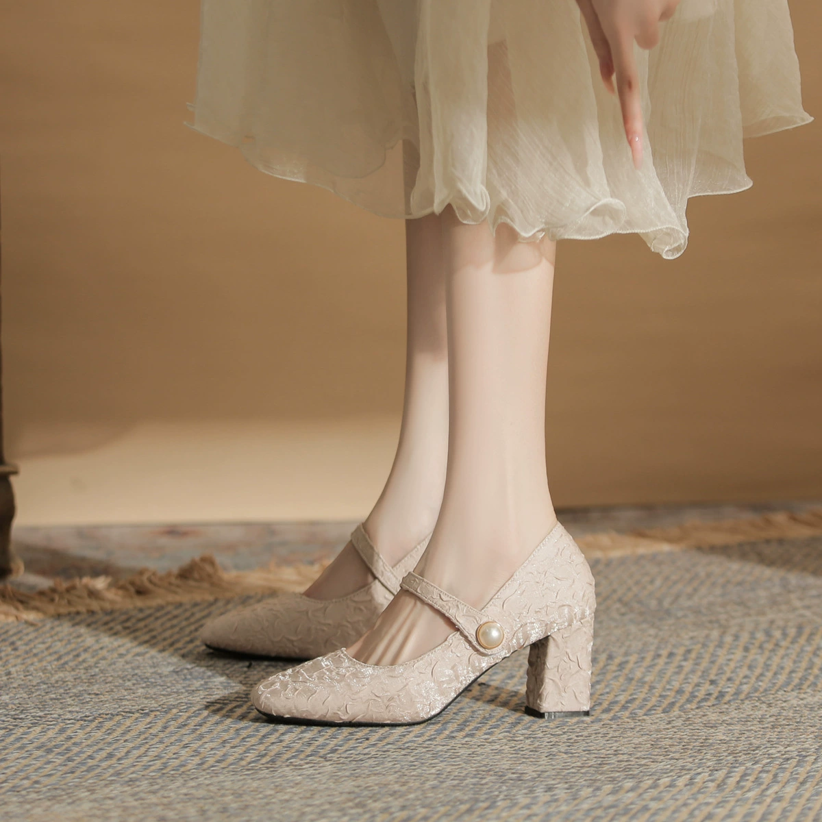 Туфли на высоком каблуке женщины 2024 новые квадратные головы толстые каблуки больших размеров женские туфли толстые и расширенные трансграничные феи ветер маленький размер