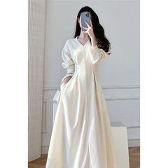 显瘦白色春秋复古新款法式连衣裙女长裙收腰气质女神范V领赫本风