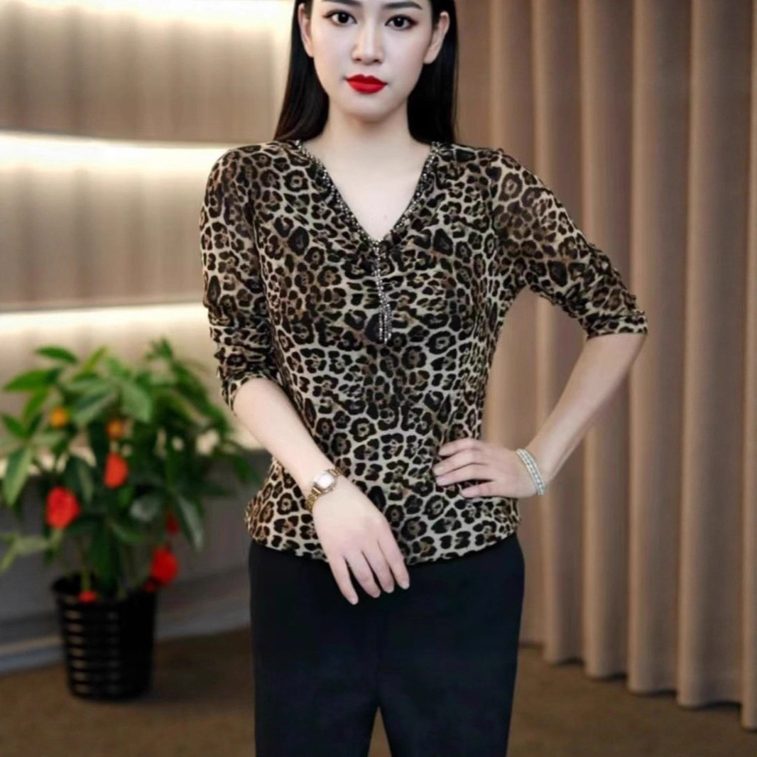 一件代发直播爆款2025秋季款时尚弹力网纱v领串珠豹纹打底衫上衣