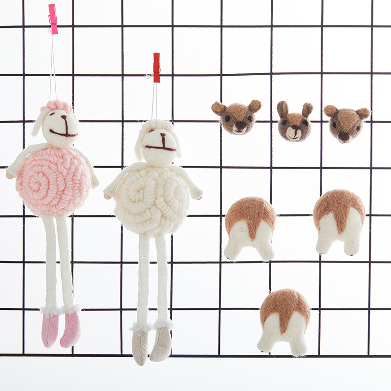 Madera de Navidad cabeza de ciervo guirnaldas accesorios de caña decoración hecha a mano fieltro de lana pequeños accesorios de decoración de ovejas joyas animales