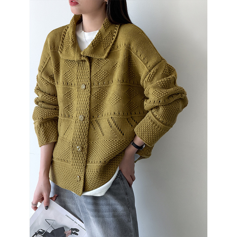 Juzhi's new autumn collection features a Korean-style design with a collared, solid-color sweater and women's tweed coat Juzhi's new autumn collection features a Korean-style design with a collared, solid-color sweater and women's tweed coat