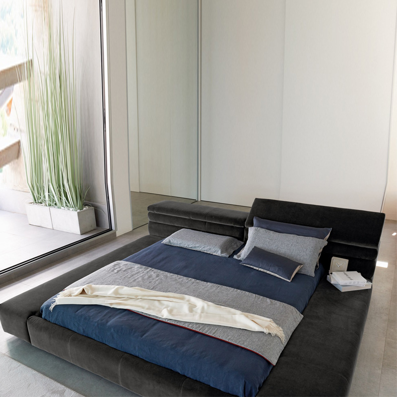 Italian designer master bedroom large bed modern minimalist style tatami floor bed large hotel model room bed