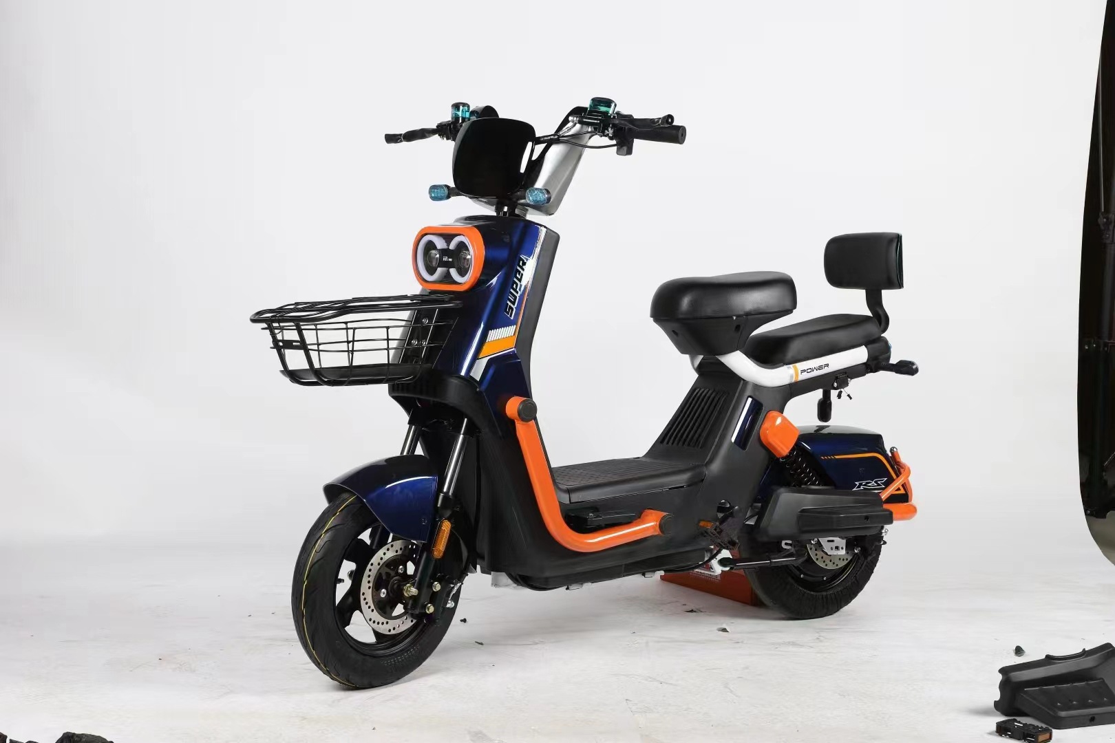 Scooter coche eléctrico estándar nacional dos ruedas adultos hombres y mujeres bicicleta batería coche para llevar pedal estudiante doble