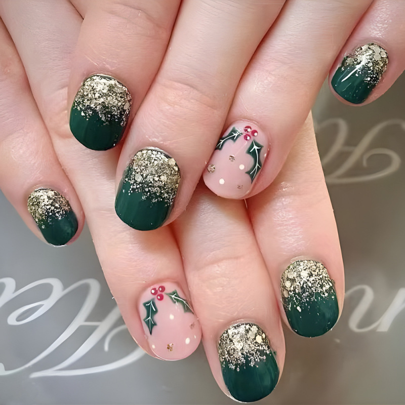 Christmas fake nails suit short bright face wear armor Europe and the United States red and green nail art 24 glitter powder nail stickers Christmas fake nails suit short bright face wear armor Europe and the United States red and green nail art 24 glitter powder nail stickers