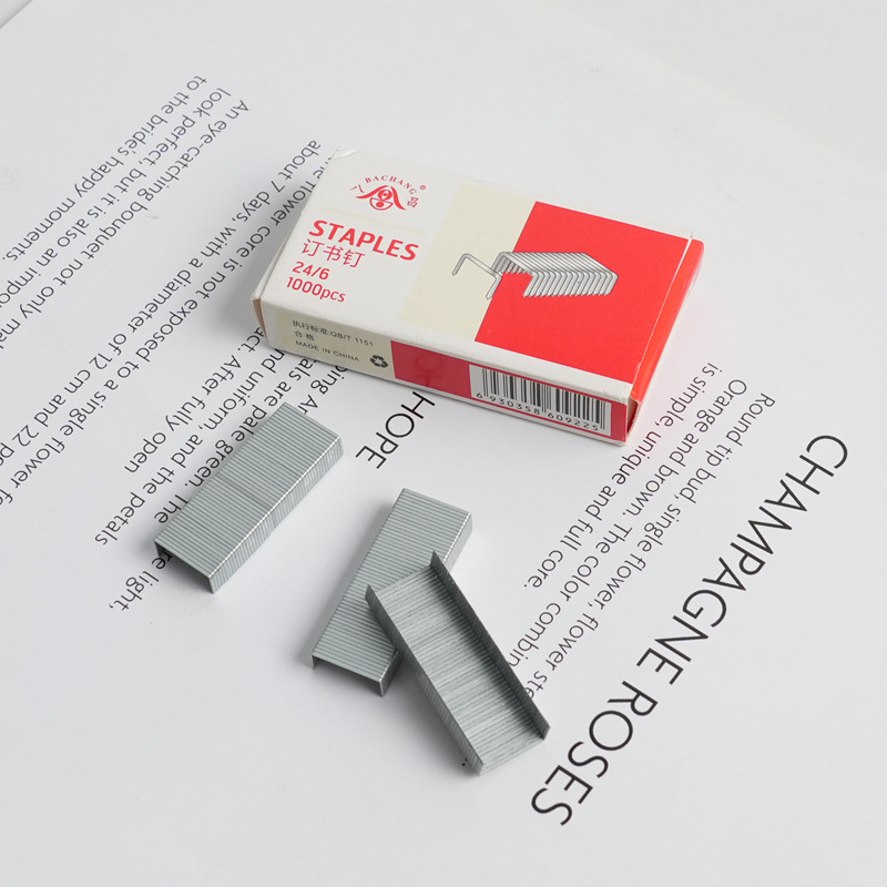 Groene bureauset met nietmachine, nietjes en rekenmachine. E-commerce set op voorraad._voghion.com