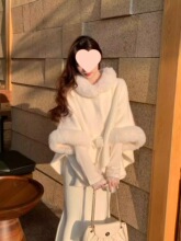 白色毛领斗篷女冬富家千金感穿搭加厚短款超好看漂亮外套