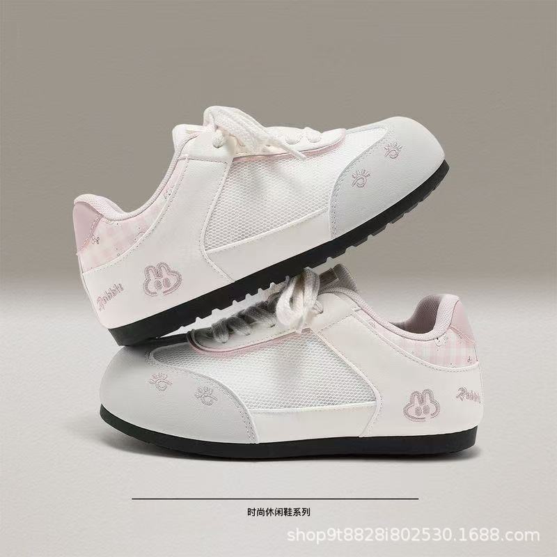Zapatos de entrenamiento de la niña 2026 primavera nuevo estilo coreano cabeza redonda plano zapatos transpirables de tela de tela de dibujos animados zapatos blancos de estudiantes