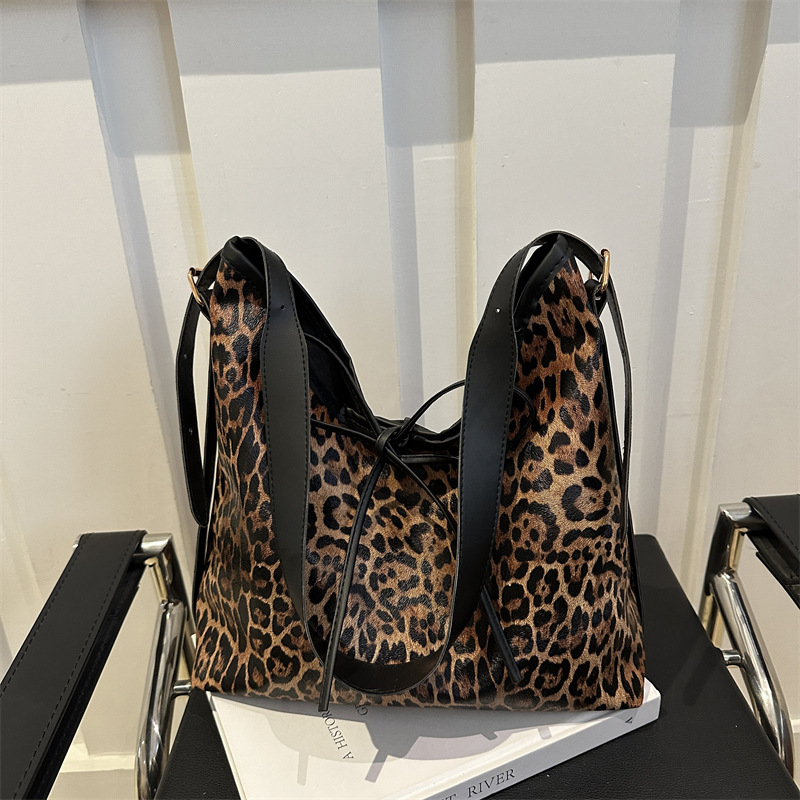 Bolsa de leopardo retro de hombro para mujeres 2025 nueva moda para estudiantes universitarios clase de viaje perezoso viento de gran capacidad bolsa de mano
