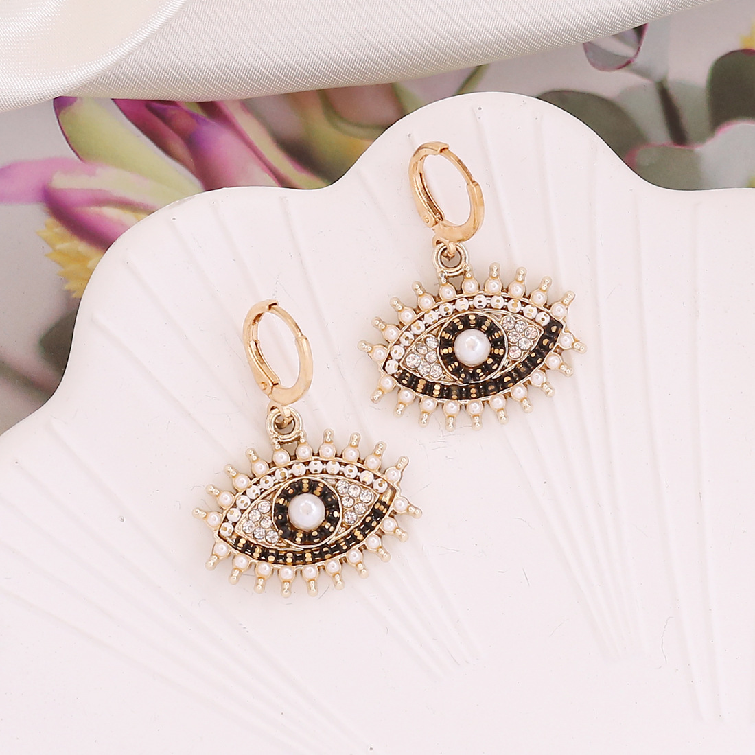 Retro Full Diamond Pearl Eye Earrings Wholesale Nihaojewelry display picture 7