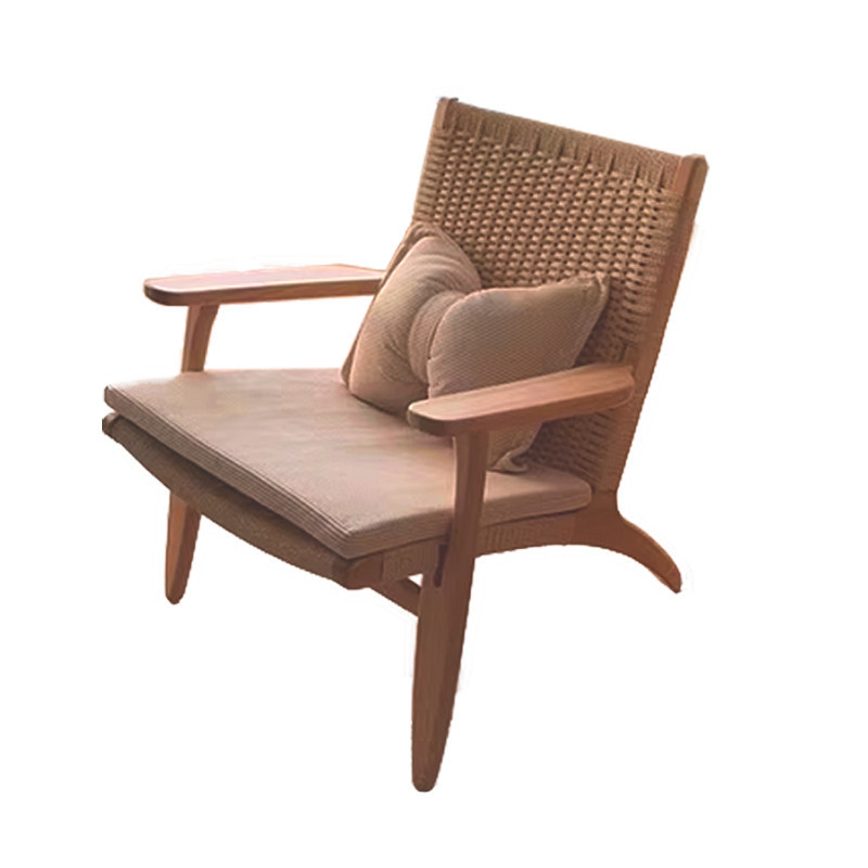 월넛 컬러의자 + 베이지쿠션 (밝은색으로 엮은 밧줄)