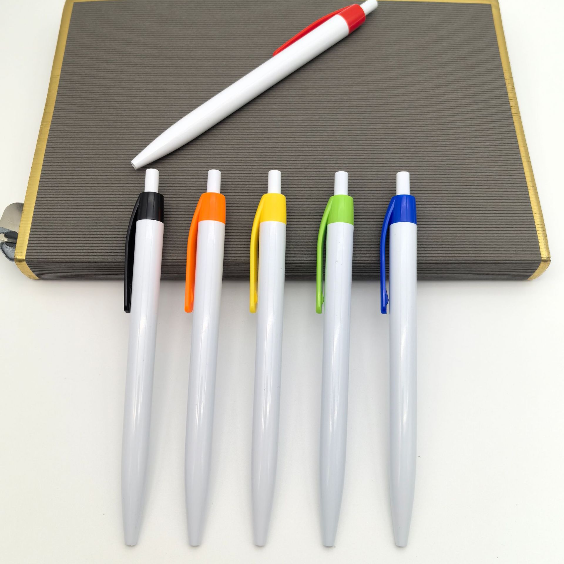 Bolígrafo publicitario personalizado bolígrafo publicitario blanco bolígrafo de plástico simple bolígrafo de plástico bolígrafo de hotel de oficina bolígrafo de plástico