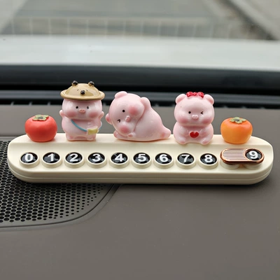 Everything Goes Smoothly, Little Pig Car Temporary Parking Number Plate, Moving Car Phone Number Plate, Creative Cute Personalized Car Decoration (Nömrəli dayanma kartı) - good-luck-piggy-persimmon-car-number-plate-ornament