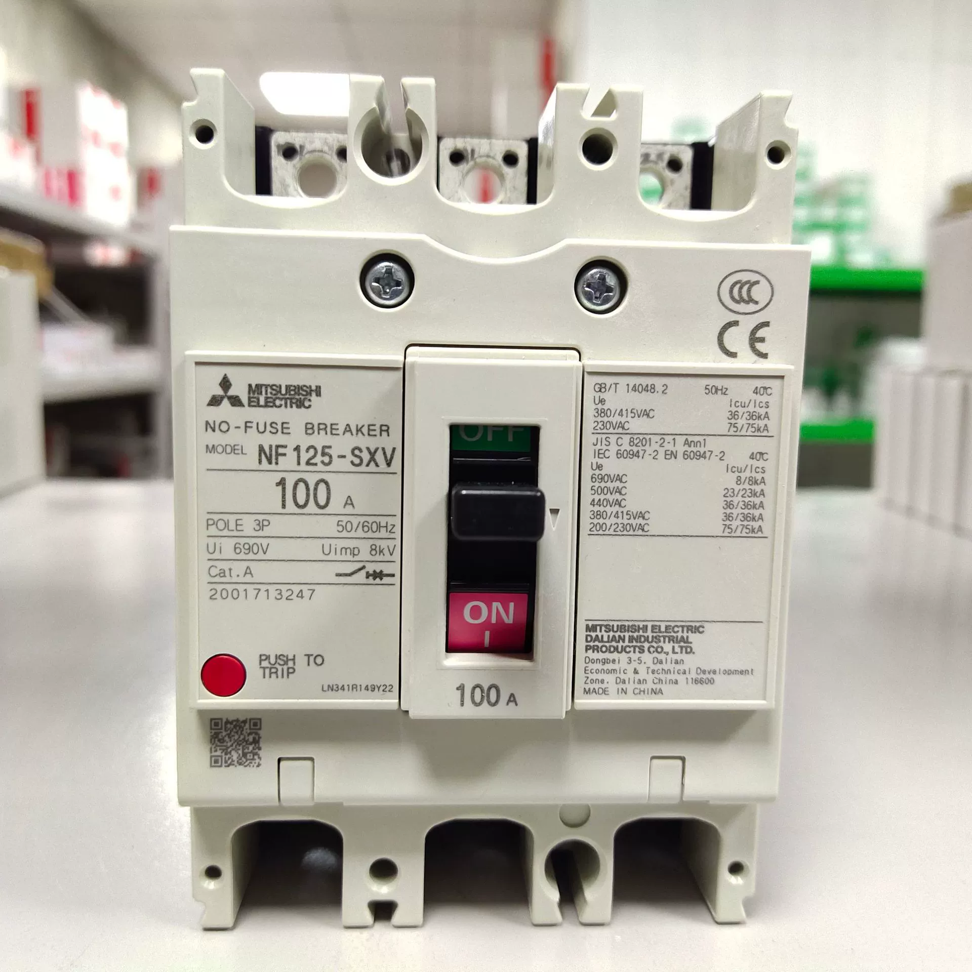 Mitsubishi new plastic shell switch NF400-SW 3P 400A original spot