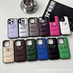 外贸潮牌充棉立体羽绒服适用苹果17pr金属标手机壳iphone16保护套