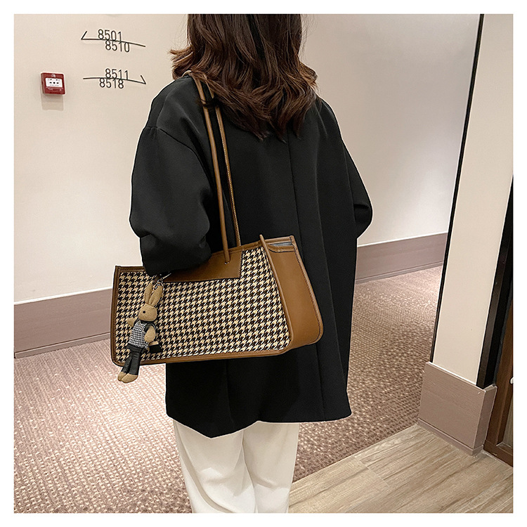 Simple Large-capacity Houndstooth Shoulder Handbag Wholesale Nihaojewelry display picture 4