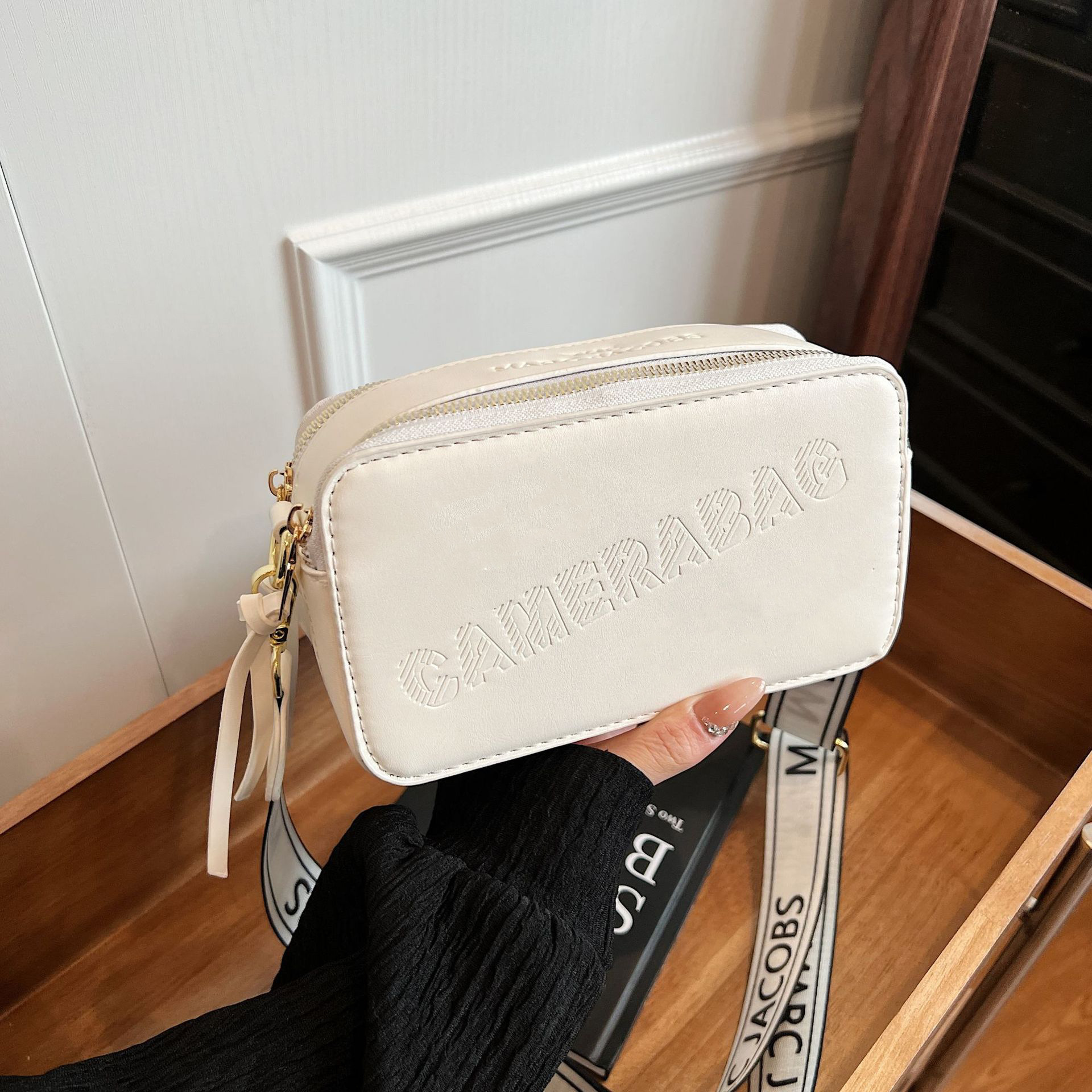 Modelo transfronterizo 2024 primavera nuevo bolso cuadrado pequeño retro europeo y americano moda transfronteriza personalidad color caramelo bolso de cámara