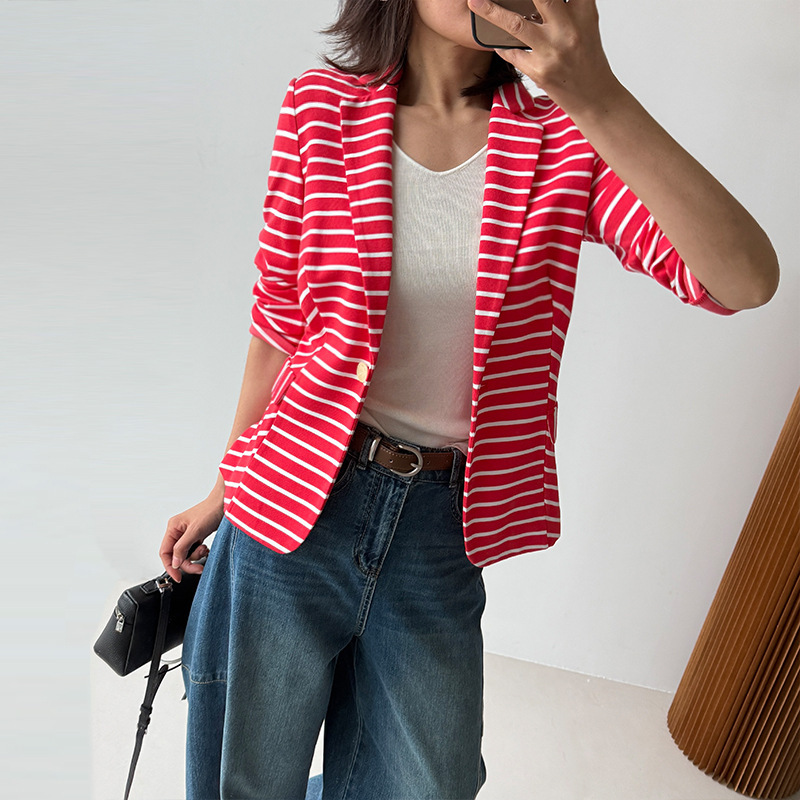 Italian Amni Fashion Color-Block Striped Blazer Versatile for Work and Casual Wear with a Stylish Vibe, Minor Imperfections Italian Amni Fashion Color-Block Striped Blazer Versatile for Work and Casual Wear with a Stylish Vibe, Minor Imperfections