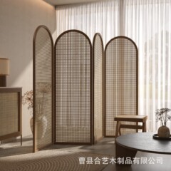 木造の藤編みの折り畳み式のスクリーンは遮断の名宿ホテルの事務室を遮ります。