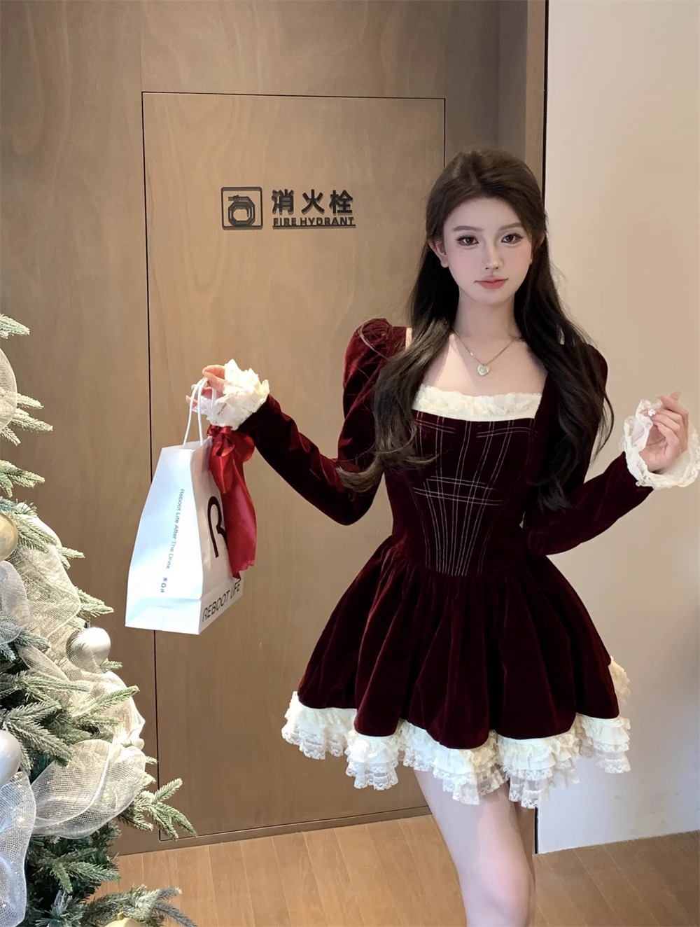 赫本风法式丝绒蕾丝拼接方领连衣裙女春秋冬装新年礼服显瘦短裙子