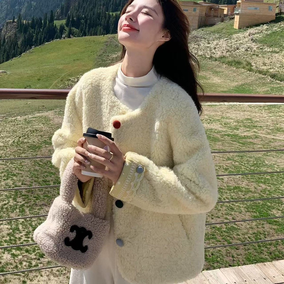Light yellow shearling Chanel-style coat for women, youthful, fashionable, loose-fitting, fluffy and exquisite top.