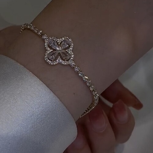 Micro-paved zircon crystal four-leaf clover bracelet, adjustable bracelet, same style light luxury style lady bracelet