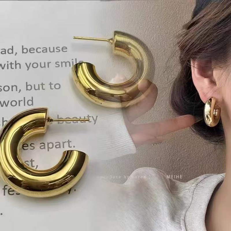 Anillo de metal francés aretes de anillo simple aretes de aretes nuevos estilos de estilo estilo estilo estilo de diseño de nicho temperamento único aretes de mujer cara pequeña