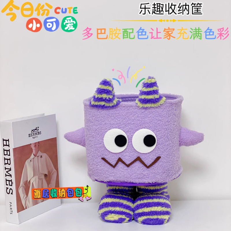 小怪獣は子羊の毛の綿の紐を収納してかごを整理します。|undefined