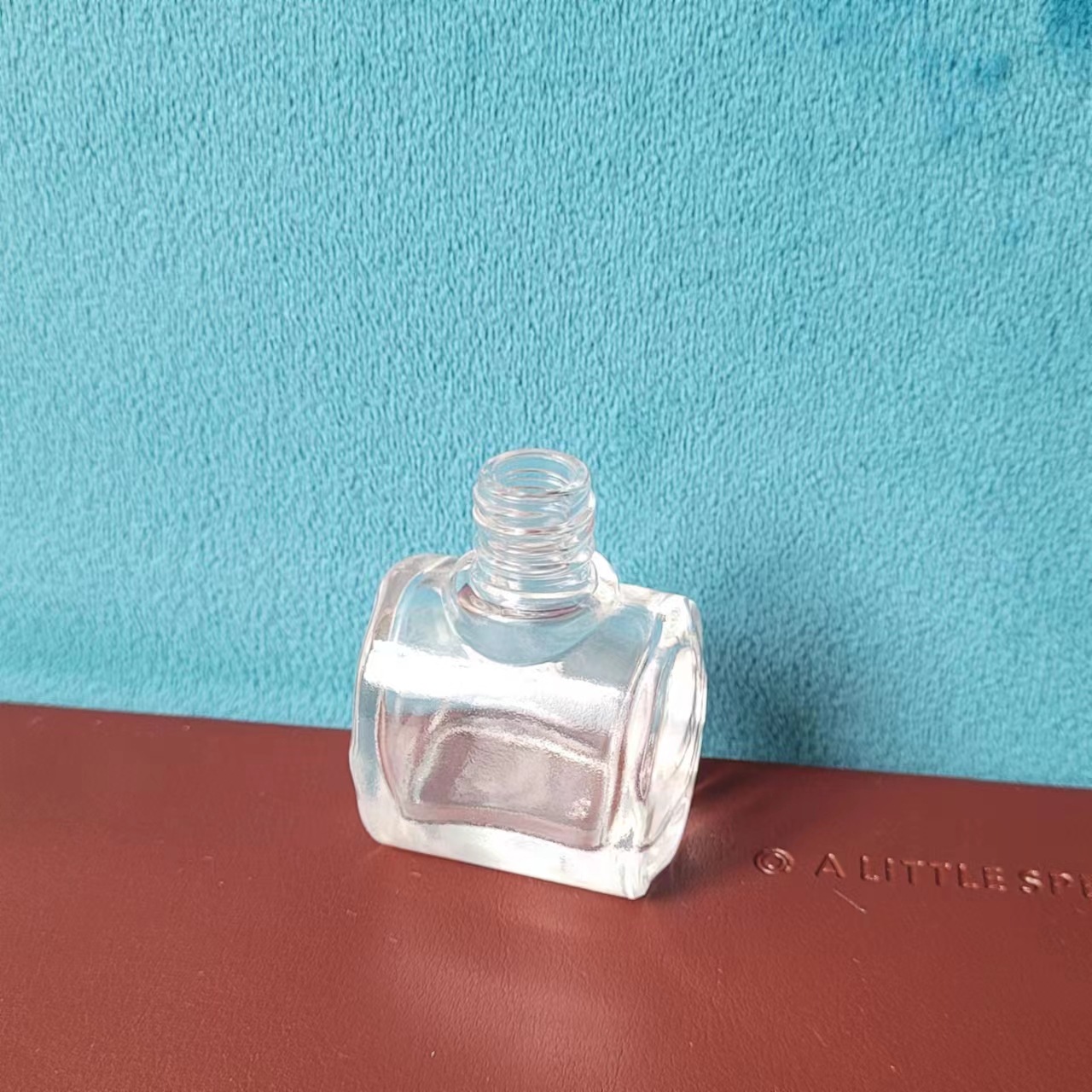 Botella de esmalte de uñas de dos cabezas Botella de pegamento para colorear productos para el cuidado de la piel Botella de maquillaje de subempaque Botella de brillo de labios portátil líquido de diferentes propiedades