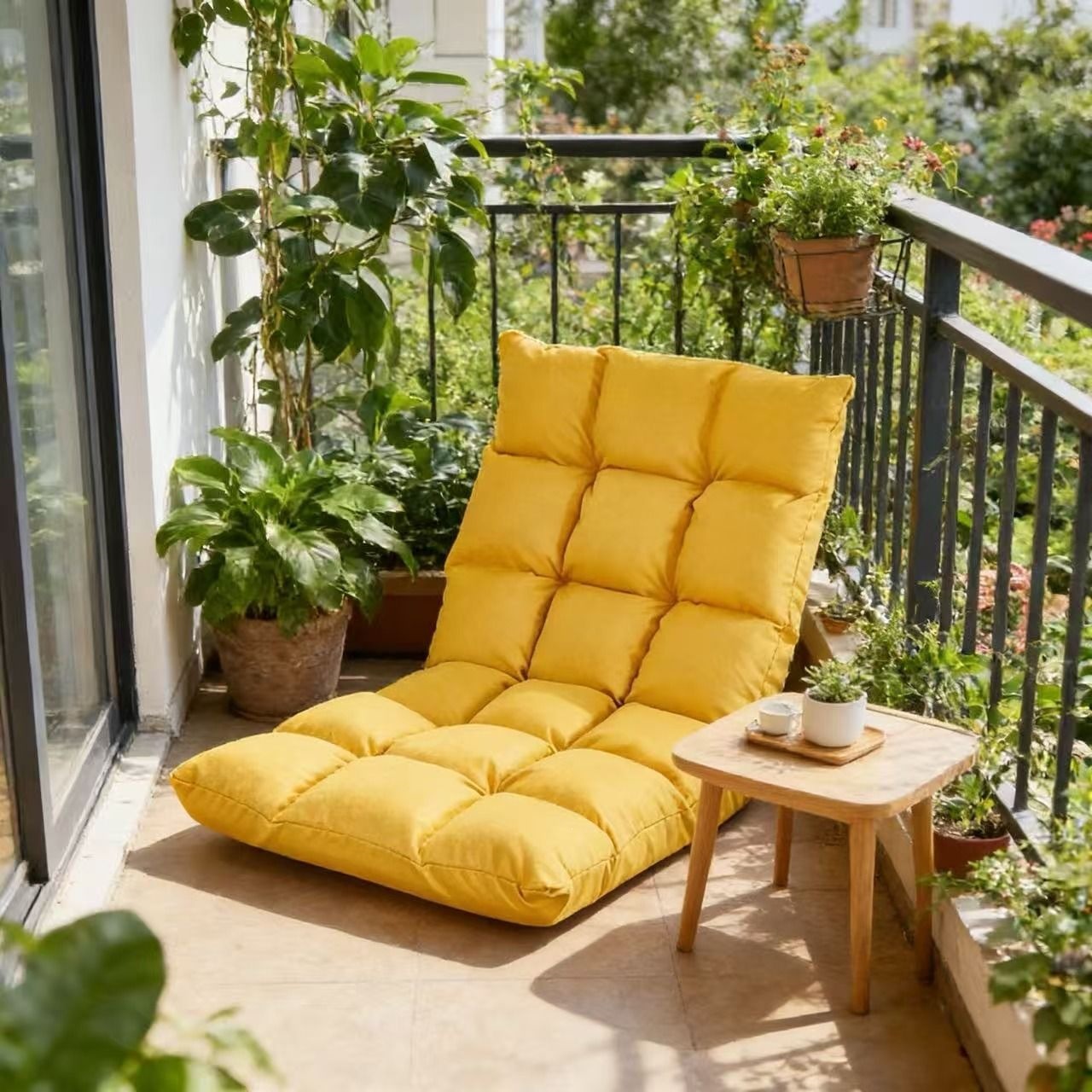 Qatlanan tək oturacaq — balkon və pəncərə önü üçün taxta divan