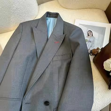 現物の灰色のスーツのコートの女性のゆったりした春の服の新型の韓国版のファッションの気質はやせているスーツの上着を現します。