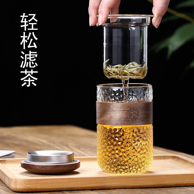 Taza de agua de vidrio de estilo japonés cubierta de madera antiquemaduras Taza de té verde patrón de martillo separación de té con tapa filtro taza de té de oficina