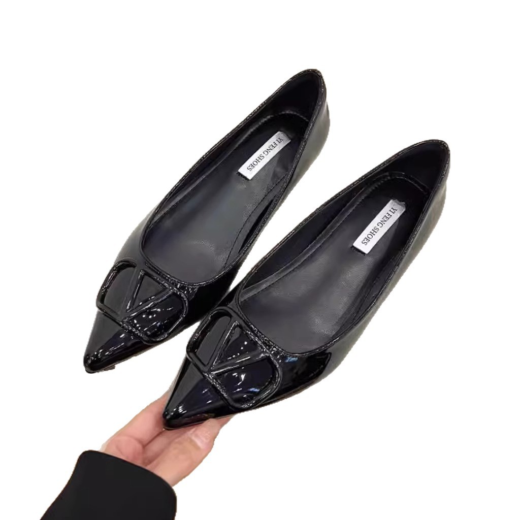 2026 primavera invisible interior de altura de cuero esmaltado temperamento punzón cuadrado botón pequeño zapato de cuero francés desnudo zapatos de estilo de moda