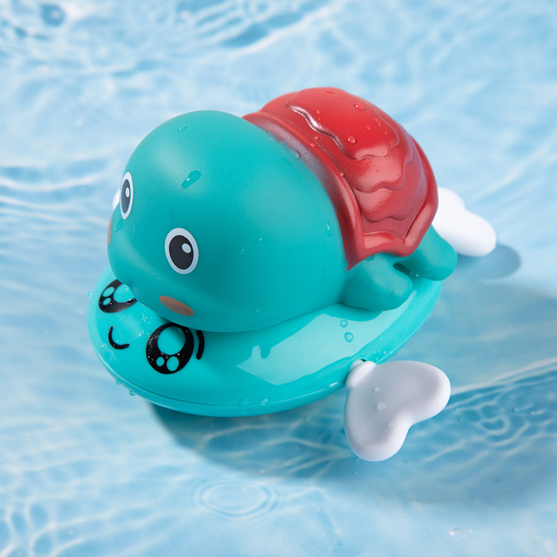 赤ちゃんのお風呂のおもちゃの子供の水泳の水遊びの小さいカメの花は男の子の女の子をこぼして音を震わせて水の小さいアヒルのおもちゃを遊びます。|undefined