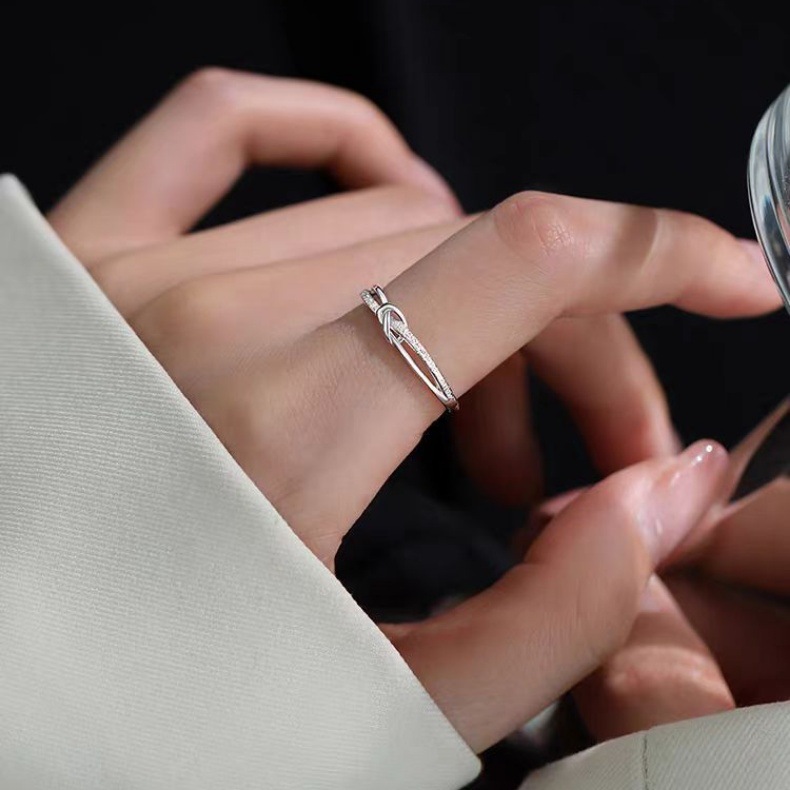 Designer ring i rent silver s999 med knutdesign för damer_voghion.com