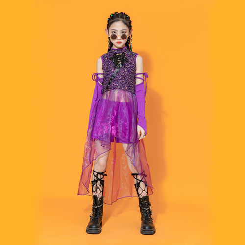 rapper purple dress Ruched purple dress hi-res stock photography and images