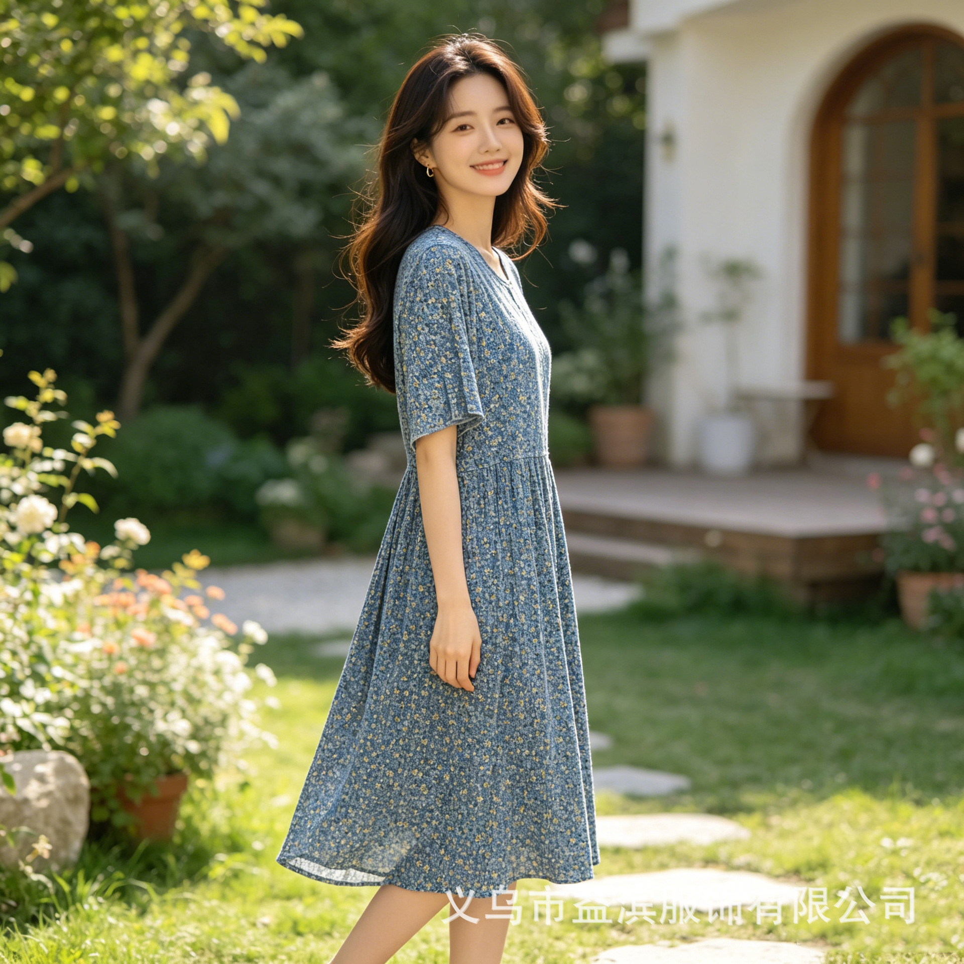 파란색 배경에 작은 흰색 꽃 28