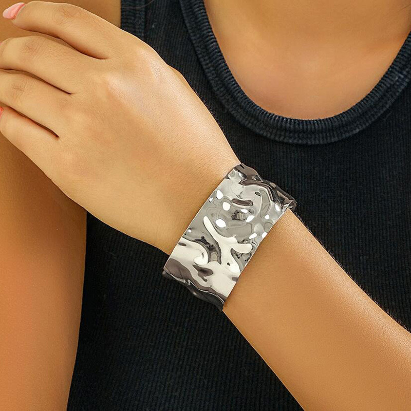Pulsera de apertura de superficie ancha exagerada más vendida en Europa y América, cara plisada femenina, nueva joyería de lujo ligera de alta calidad original