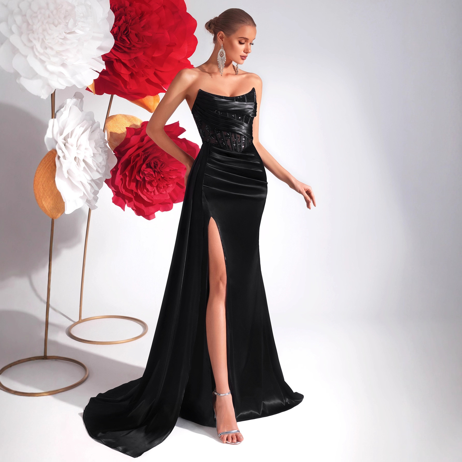 European and American New Style Black Strapless Slim Luxury Evening Dress with Sexy Slit, Suitable for Socialites, with a Trailing Gown
