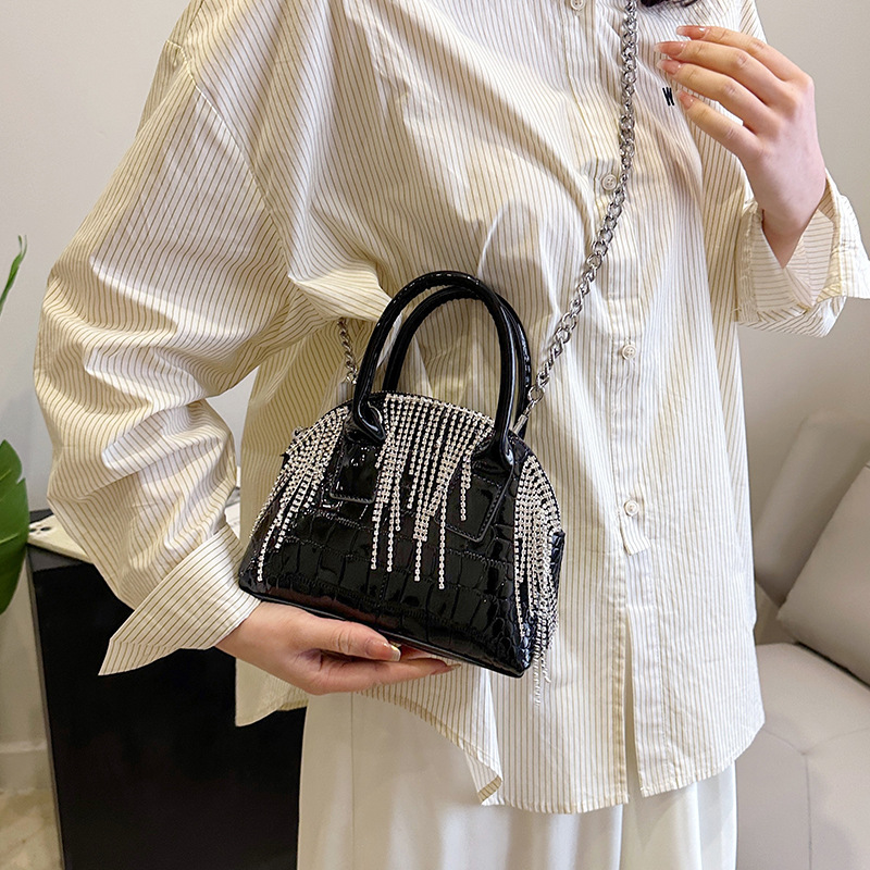 Nicho diseño bolso de hombro para las mujeres 2023 nuevo de alta calidad borla rhinestone bolsa de mensajero Portátil Bolsa de concha bolsas