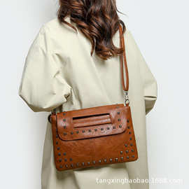 新款外贸跨境女包洋气个性腋下包时尚铆钉包信封包复古链条斜挎包