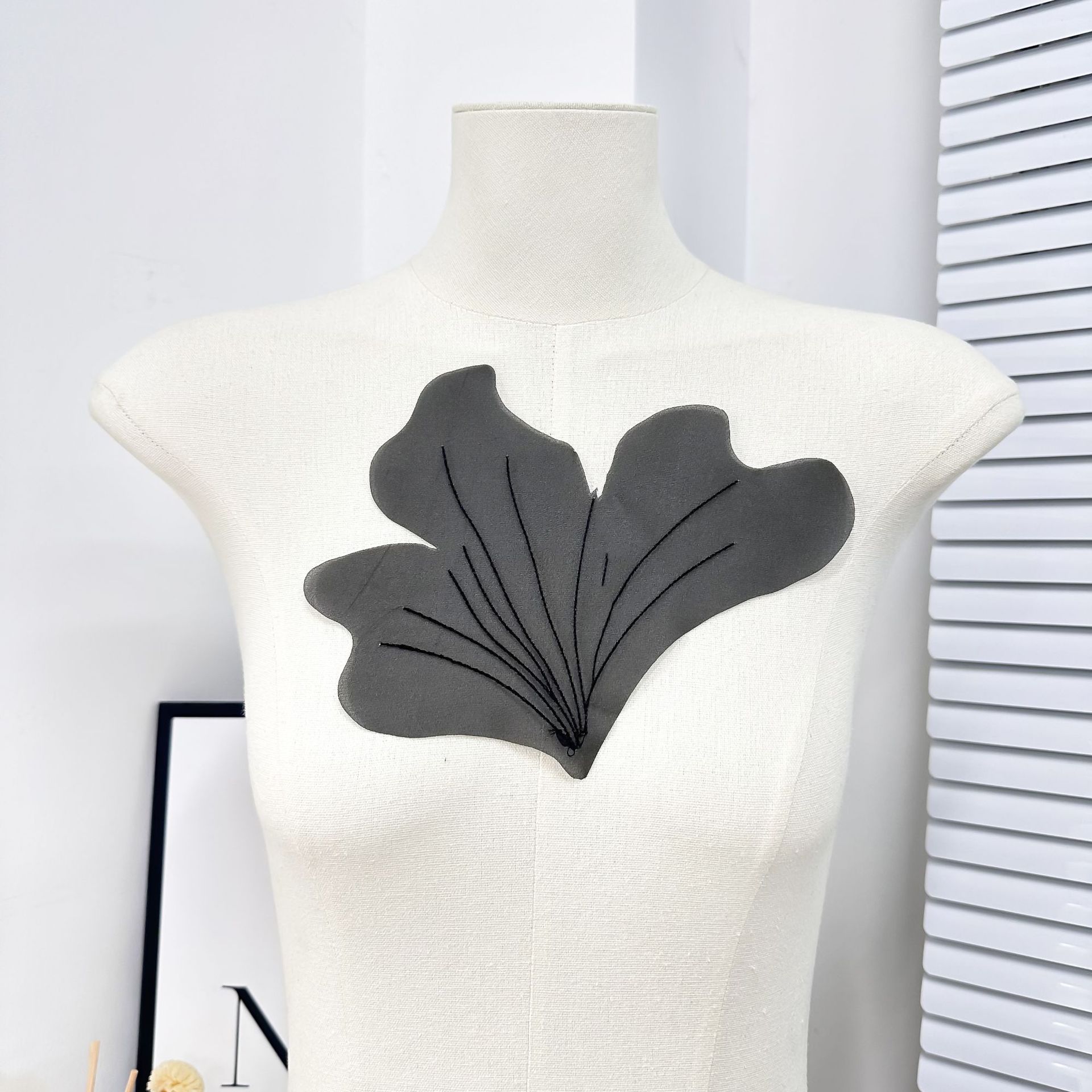 Nuevo aplique de pétalos de organza DIY para corsage de vestido de mujer, parche de tela, accesorios de ropa para comercio exterior, venta al por mayor en stock image 7