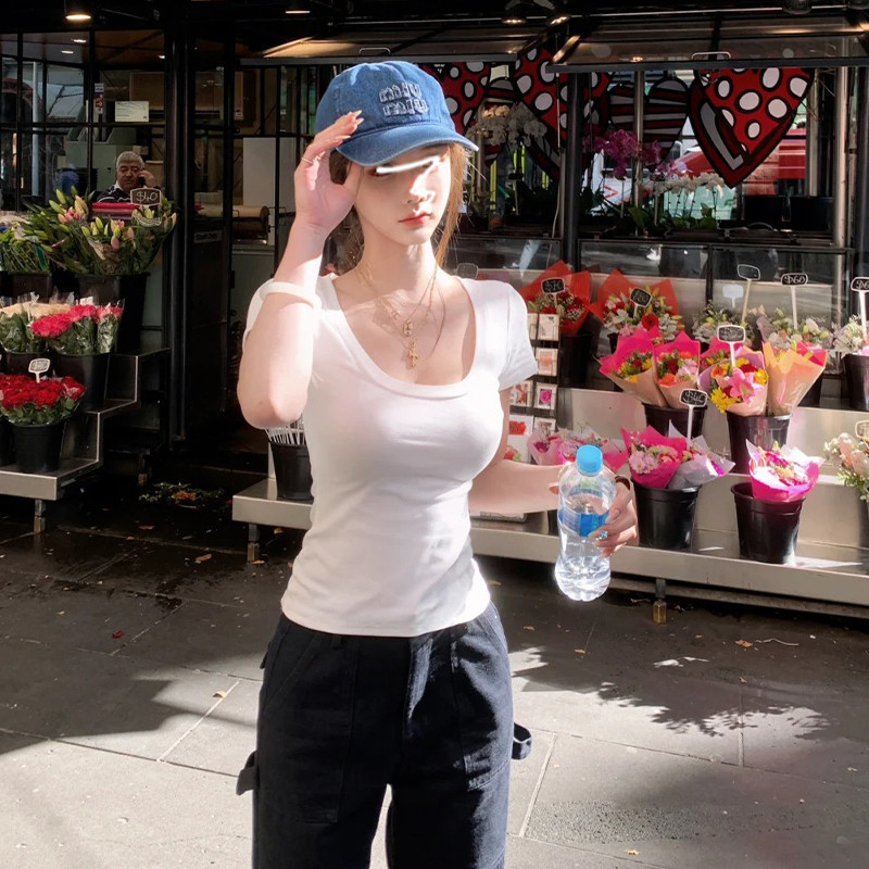 White short-sleeved, regular-shoulder women's t-shirt, summer 2026 new model, u-neck, slim-fit, stylish, particularly beautiful, waist-cinching top White short-sleeved, regular-shoulder women's t-shirt, summer 2026 new model, u-neck, slim-fit, stylish, particularly beautiful, waist-cinching top