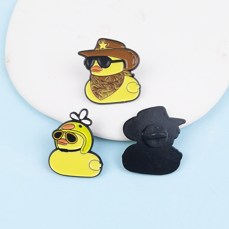 Broche con forma de pato amarillo frito fresco transfronterizo, bolso de pareja de dibujos animados lindo, accesorios fijos, pines de placa de aleación