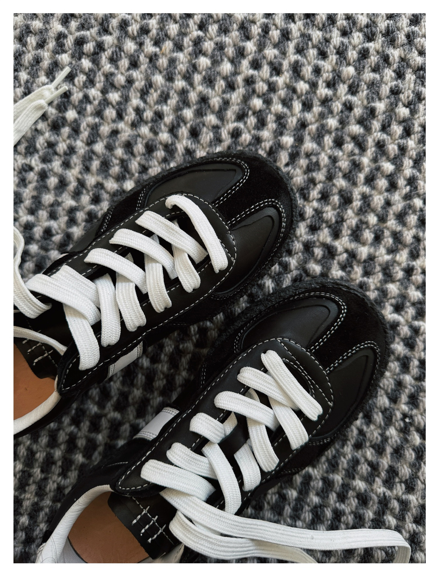 Nischen-Trainingsschuhe aus schwarzem Leder für Damen, Sport- und Freizeitschuhe mit runder Spitze und dicker Sohle,_voghion.com