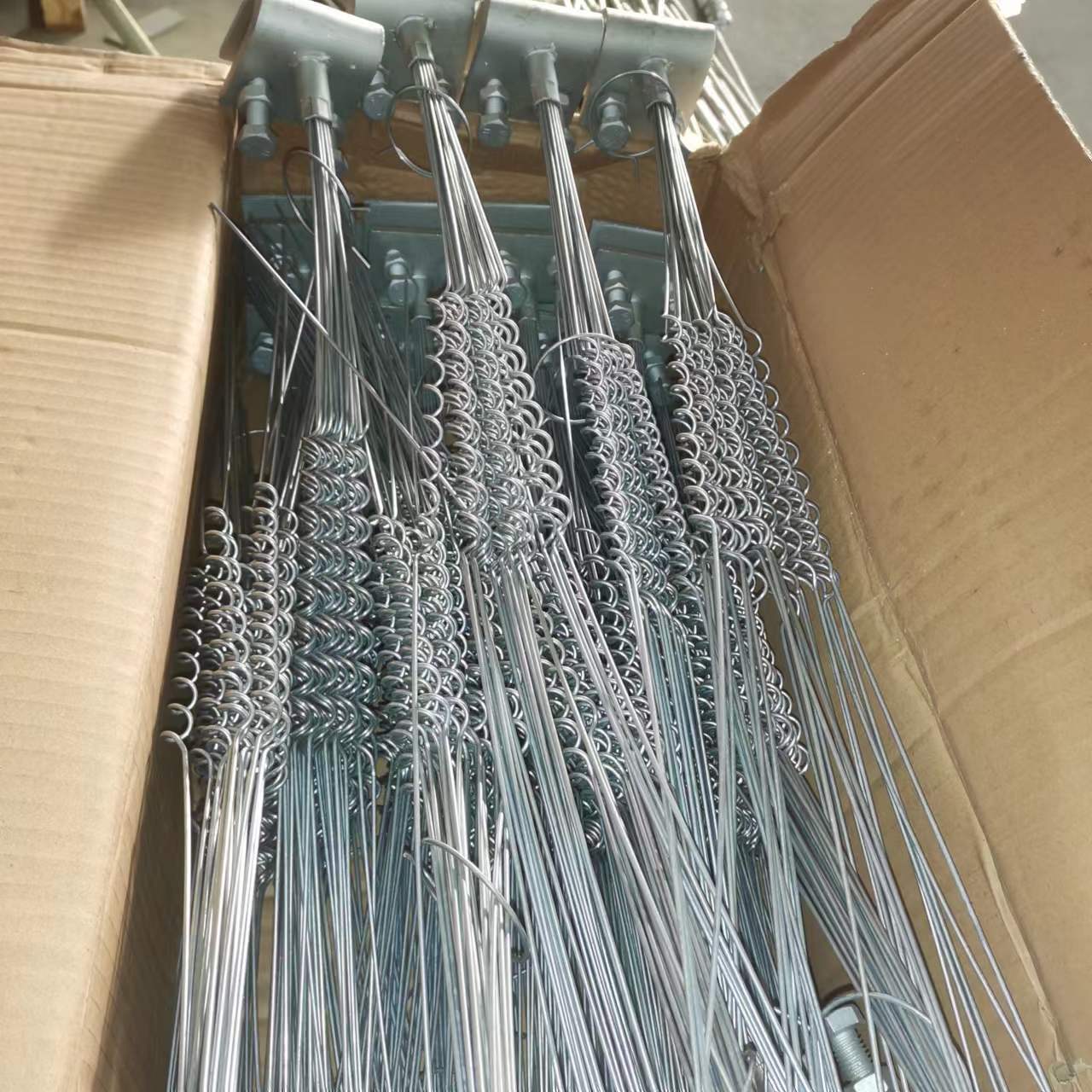 防鸟刺厂家供应 螺旋式镀锌驱鸟刺 热镀锌直刺式防鸟刺 防护金具